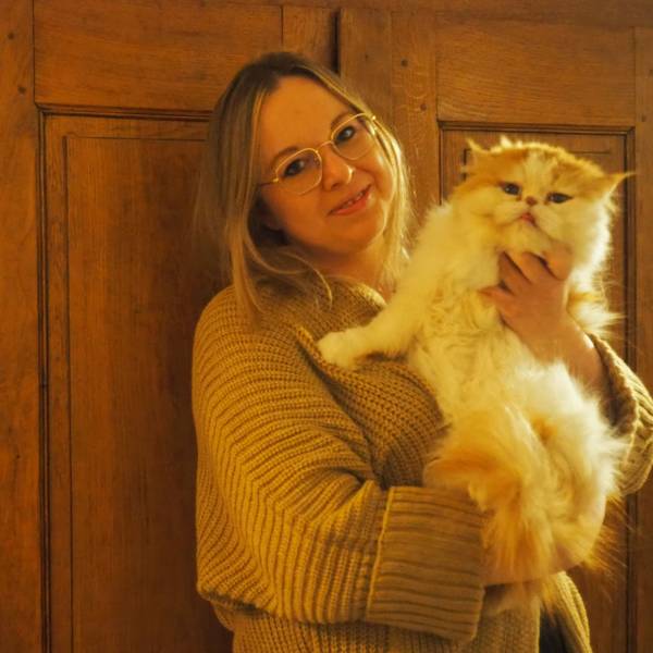 Denise Gasthaus hält eine Katze im Arm.