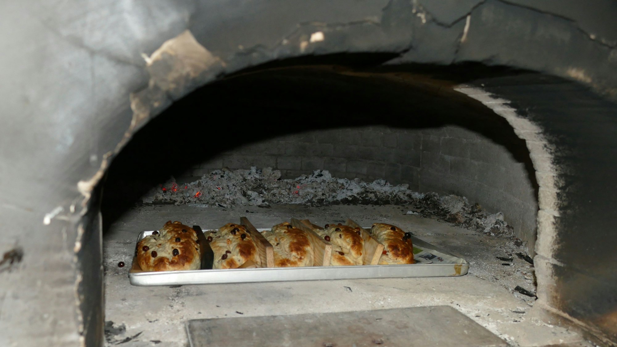 Stollen in einem alten Backofen.