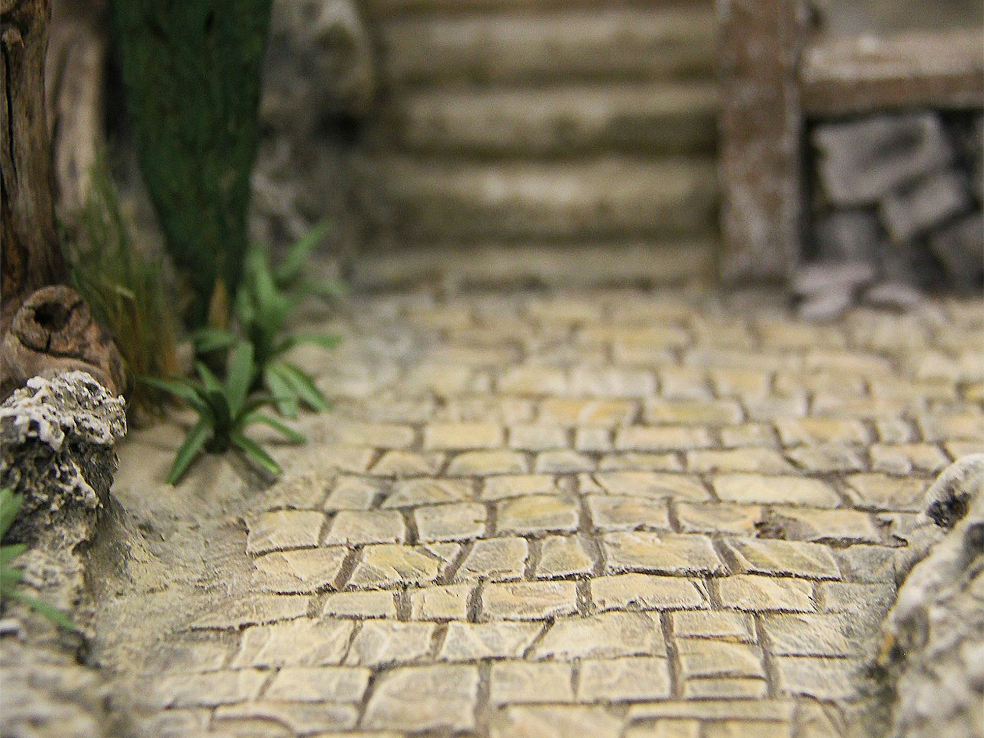 In den Krippendarstellungen wird auf jedes Detail geachtet. Dieser Pflasterstein-Weg ist handgefertigt und sieht täuschend echt aus.