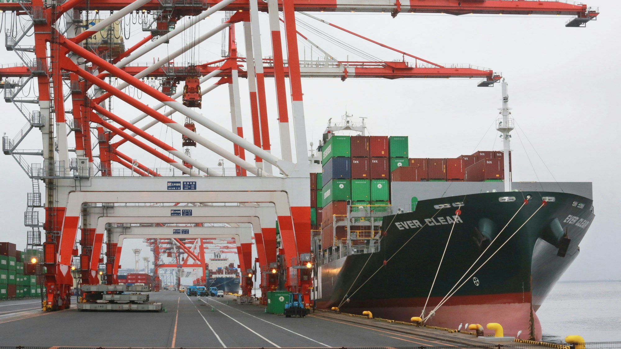 Ein Containerschiff liegt in einem Hafen in Tokio am 12. Oktober 2021.