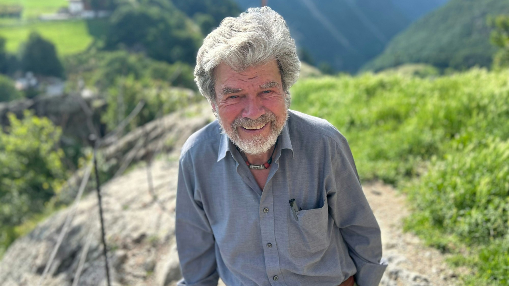 Der Bergsteiger Reinhold Messner steht auf dem Gelände seines Schlosses Juval. (Archivfoto)