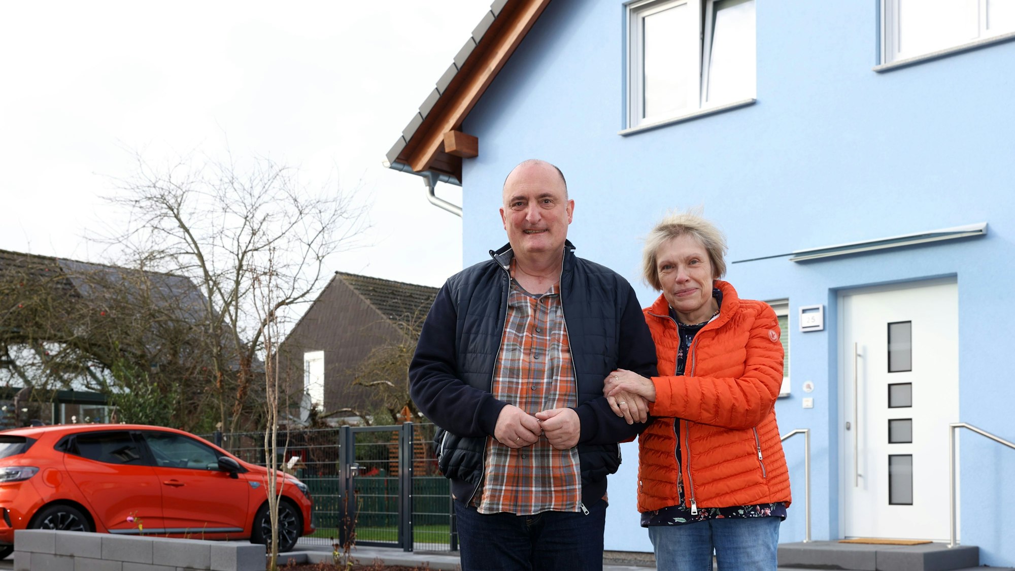 20.12.2024
Köln:
Susanne und Holger Eich haben bei der Flut in Erftstadt-Blessem ihr Haus verloren. Mittlerweile wohnen sie in einem neuen Haus.
Foto:Martina Goyert