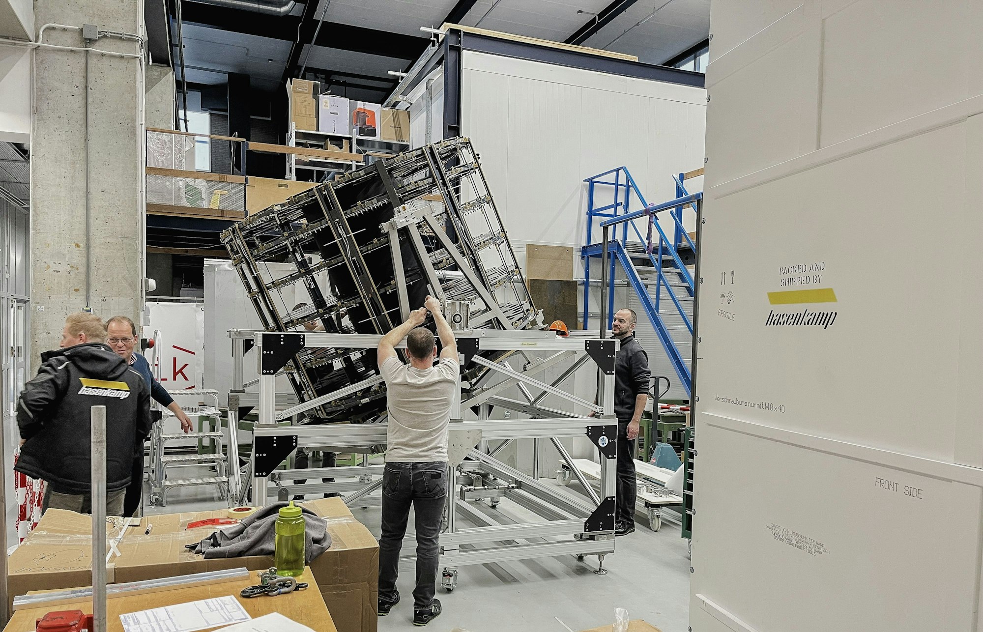 Auf dem Bild sind Männer zu sehen, die den Transport vorbereiten.