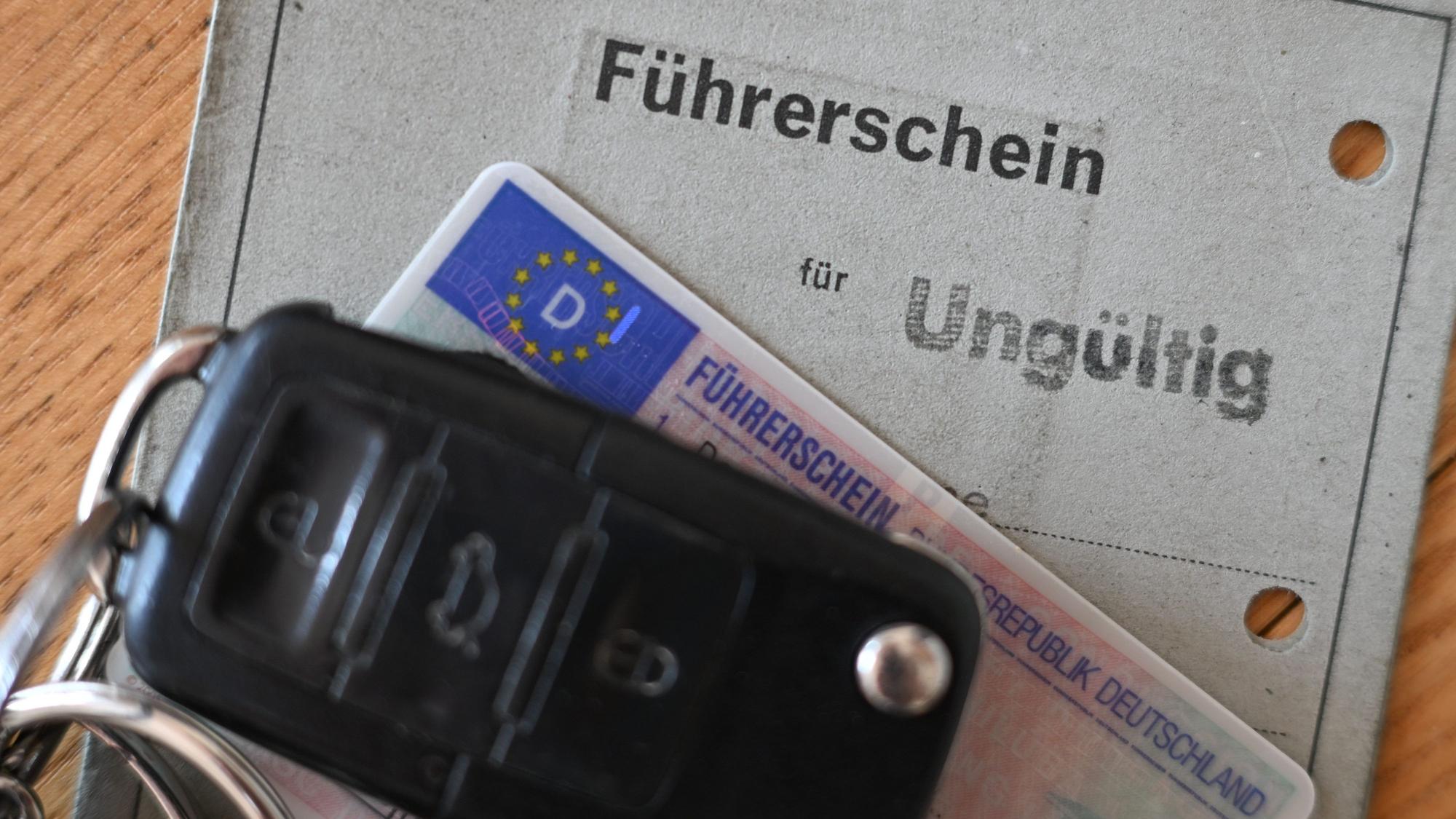 ARCHIV - Lappen adé - scheiden tut weh? Nein, denn erstens bleibt die Fahrerlaubnis bestehen, zweitens bekommen Sie ein schönes neues Dokument und drittens können Sie Ihr altes auch noch behalten. (zu dpa: «Fristen für Führerschein-Umtausch: Was Sie wissen müssen») Foto: Arne Dedert/dpa/dpa-tmn - Honorarfrei nur für Bezieher des dpa-Themendienstes +++ dpa-Themendienst +++