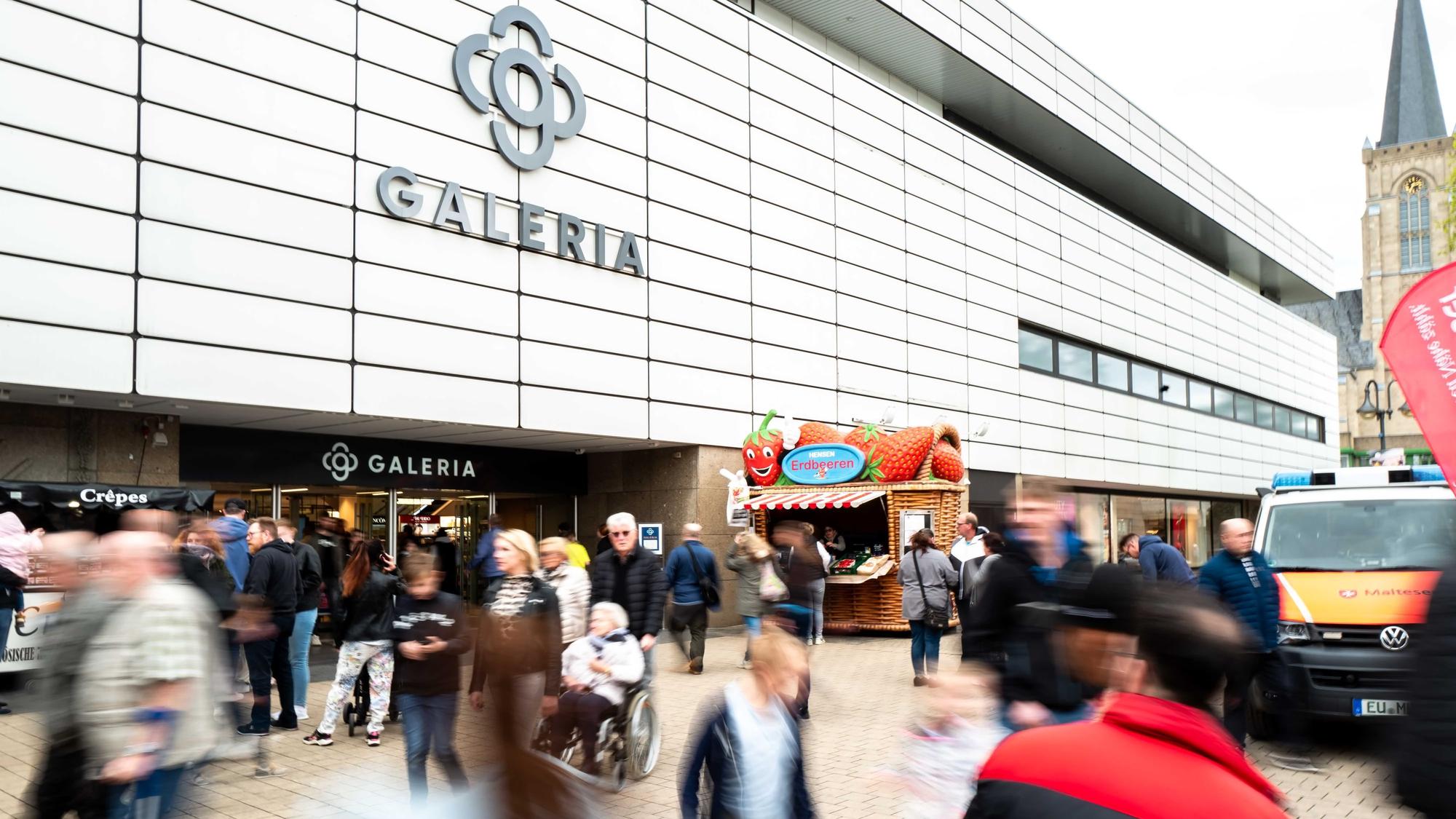 Auf dem Platz vor der Galeria-Filiale in Euskirchen sind viele Passanten zu sehen.