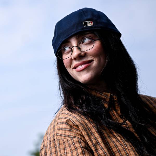 Die US-amerikanische Sängerin Billie Eilish lächelt bei ihrem Berlinbesuch. Die Künstlerin möchte bei einer Werbeaktion auf ihr neues Album "Hit me hard and soft" aufmerksam machen.