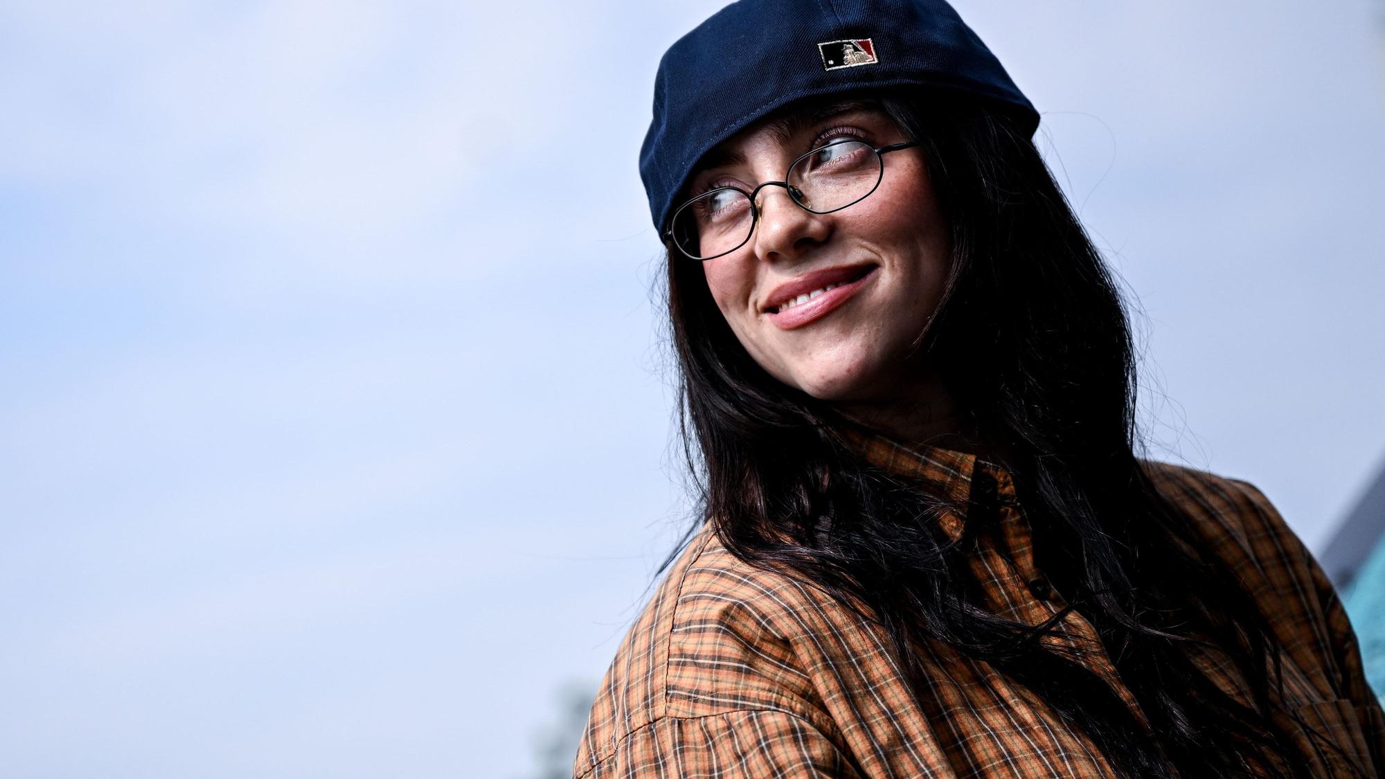 Die US-amerikanische Sängerin Billie Eilish lächelt bei ihrem Berlinbesuch. Die Künstlerin möchte bei einer Werbeaktion auf ihr neues Album "Hit me hard and soft" aufmerksam machen.