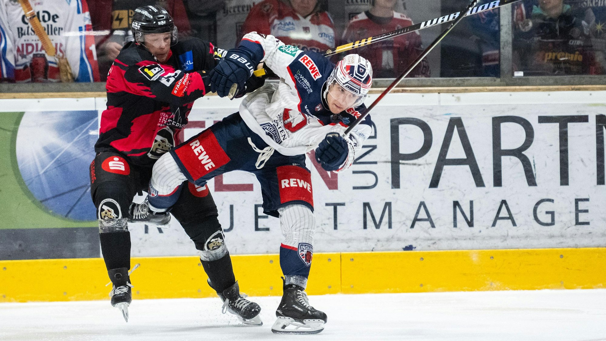 Robin Palka und sein Gegenspieler haben sich ineinander verhakt.
