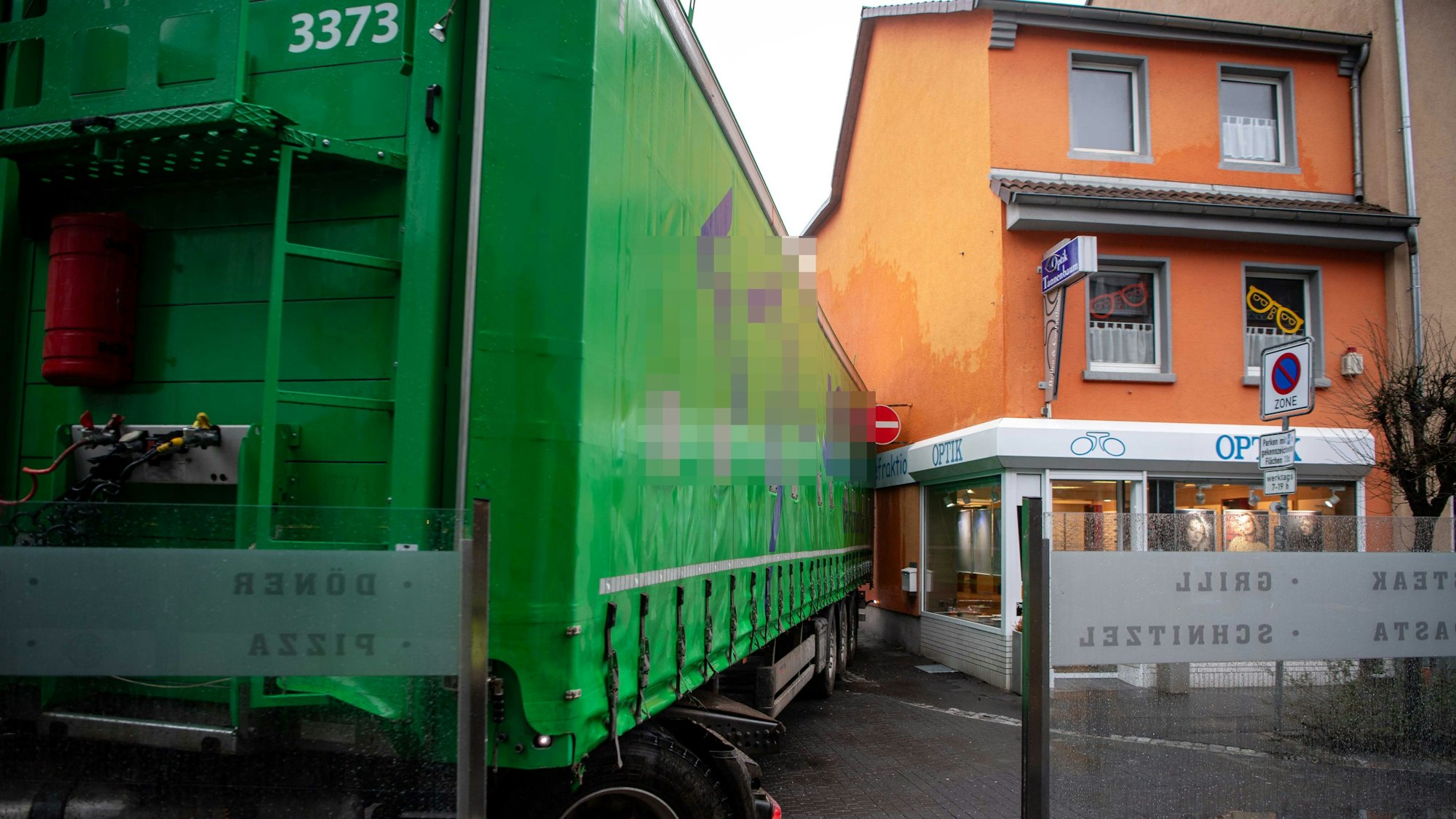 Ein grüner Lkw steht in der Zülpicher Innenstadt. Er hat sich an einer Kreuzung festgefahren.