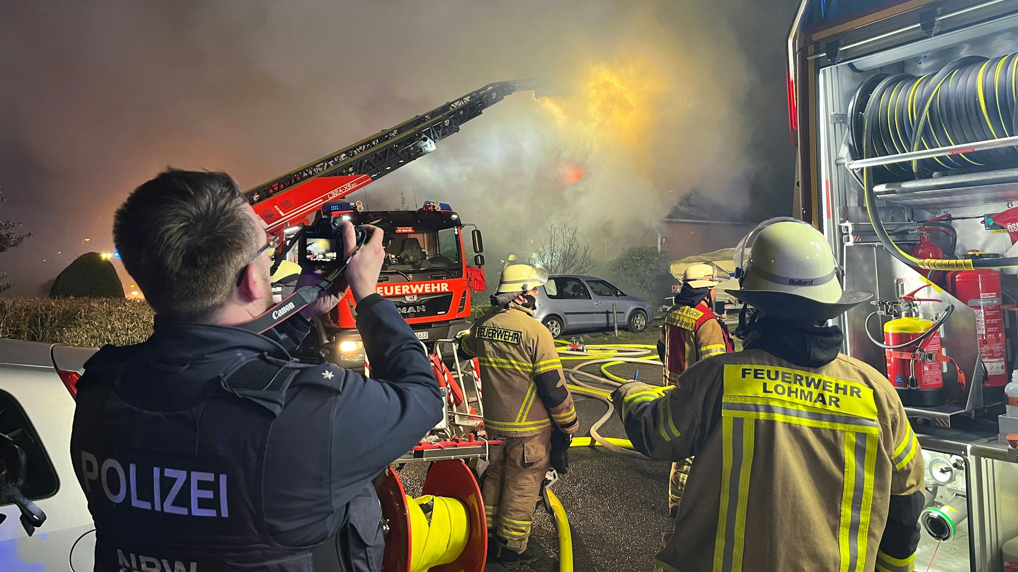 Bei eine Feuer an der Dörrenbitze in Much brannte ein freistehendes Fertighaus vollständig aus, rund 130 Kräfte waren im Einsatz.
