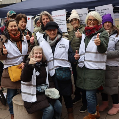 Das Foto zeigt mehrere Frauen vor einem Infostand.