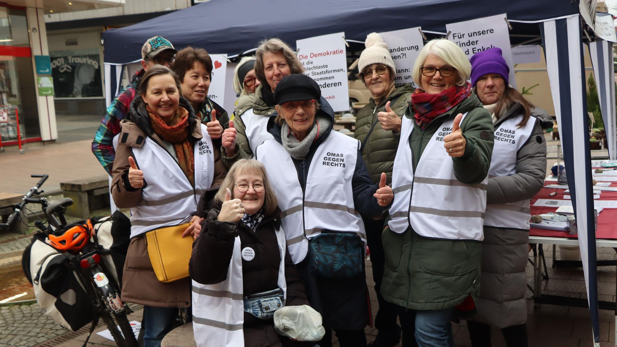 Das Foto zeigt mehrere Frauen vor einem Infostand.