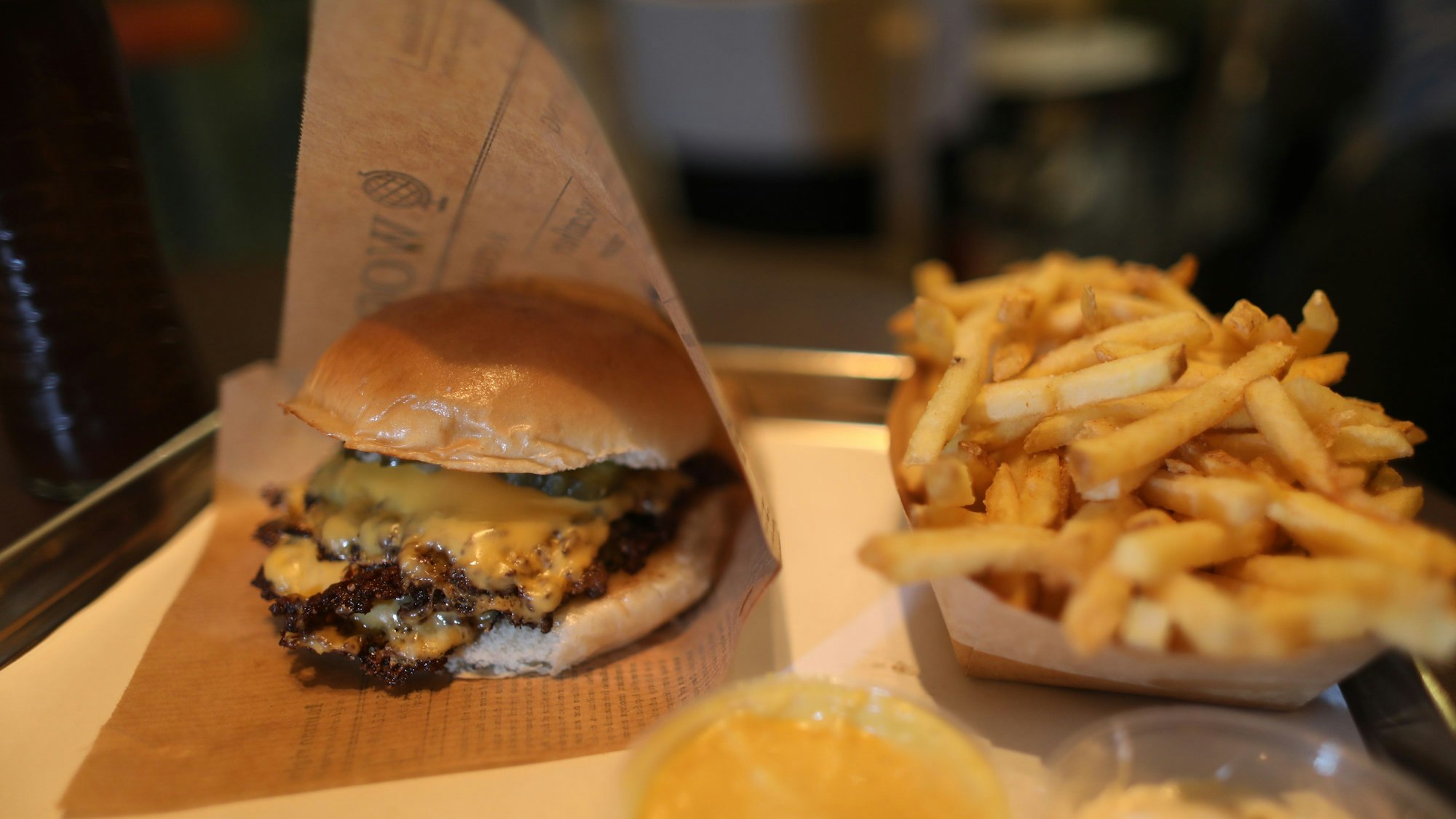 Burger und Fritten sind auf einem Tablett zu sehen.