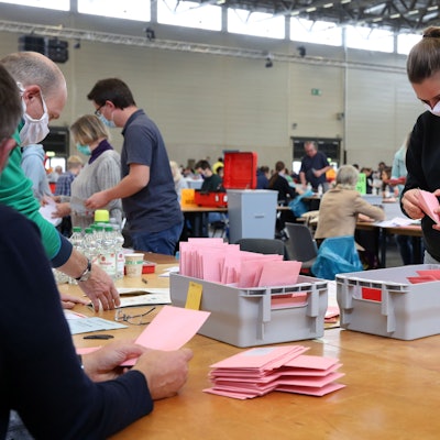 Detailarbeit: 2020 zählen Wahlhelfer im Briefwahlzentrum in der Kölnmesse die Stimmen aus.