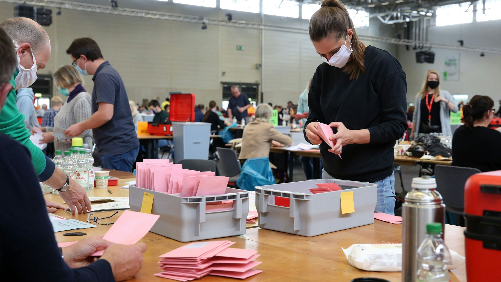 Detailarbeit: 2020 zählen Wahlhelfer im Briefwahlzentrum in der Kölnmesse die Stimmen aus.