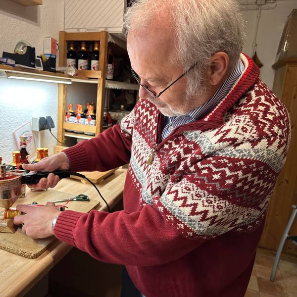 Bernd Buchholz beim Versiegeln einer Flasche des „Sankt Augustiner Likör“.