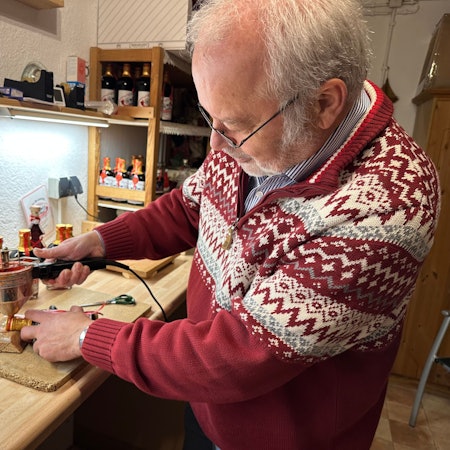 Bernd Buchholz beim Versiegeln einer Flasche des „Sankt Augustiner Likör“.