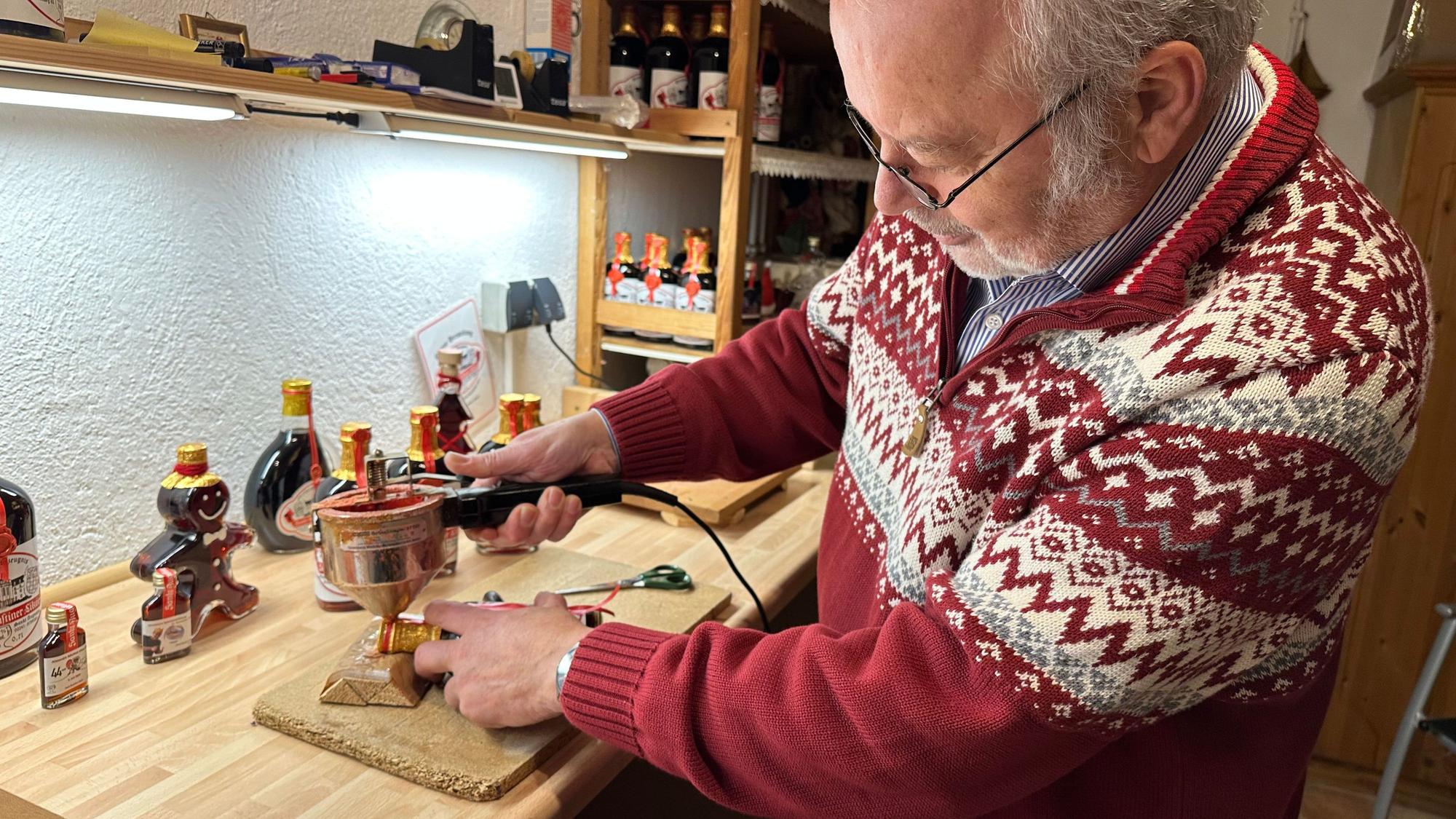 Bernd Buchholz beim Versiegeln einer Flasche des „Sankt Augustiner Likör“.
