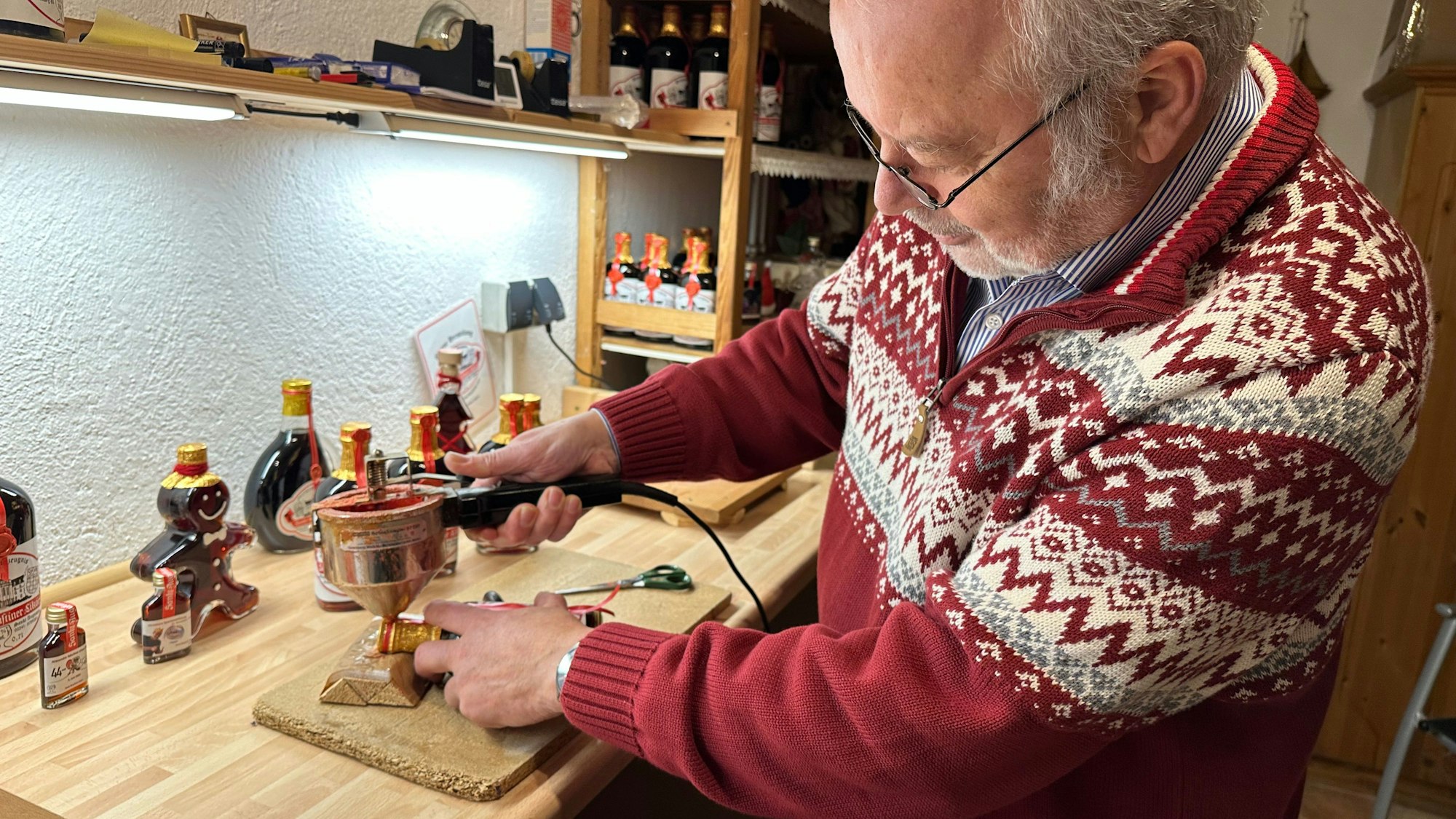 Bernd Buchholz beim Versiegeln einer Flasche des „Sankt Augustiner Likör“.