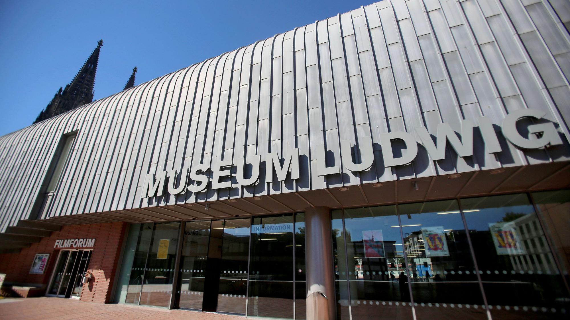 Hinter dem Museum Ludwig ist in Köln (Nordrhein-Westfalen) der Dom zu sehen.