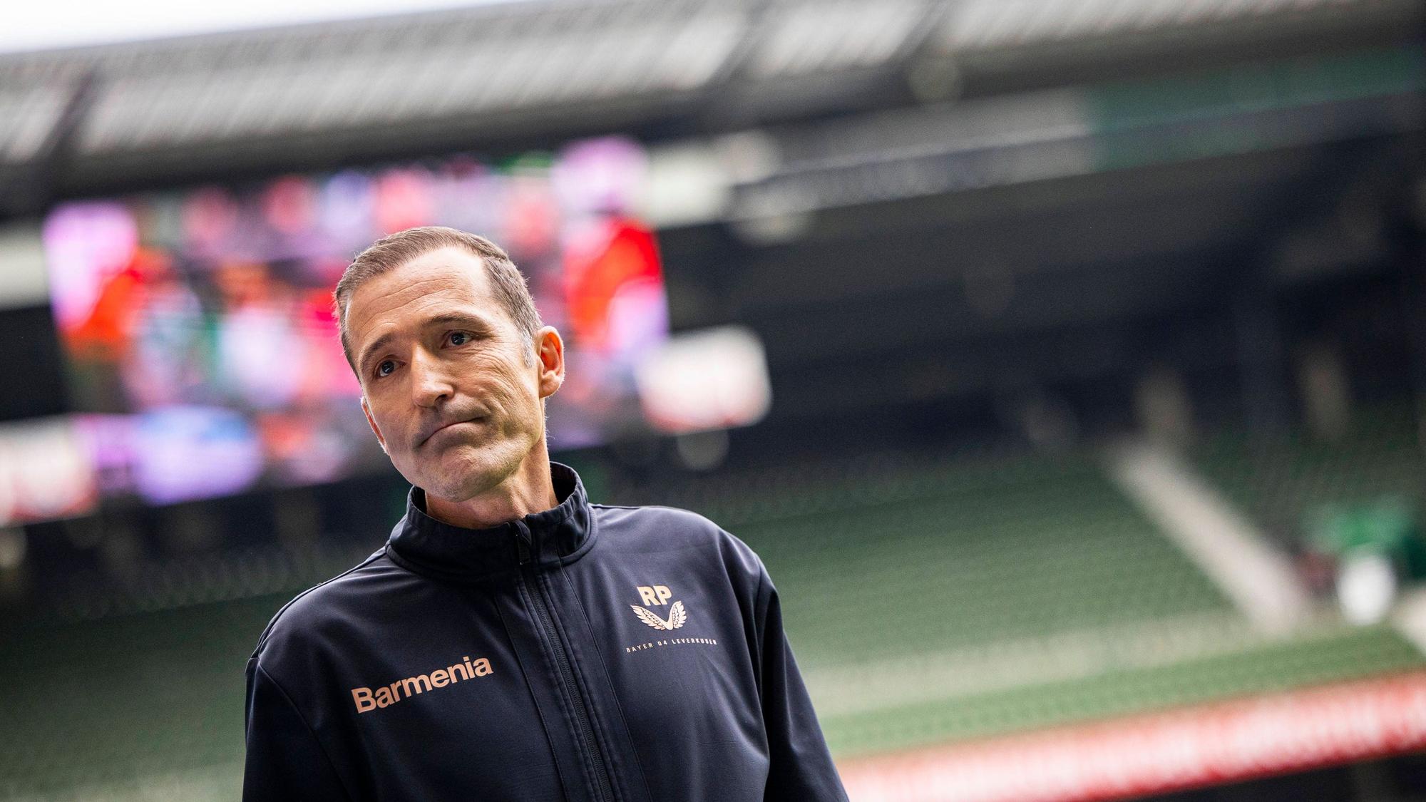 GER, FFBL, SV Werder Bremen vs Bayer Leverkusen / 12.10.2024, WESERSTADION, GER, FFBL, SV Werder Bremen vs Bayer Leverkusen im Bild Roberto Pätzold Cheftrainer Bayer Leverkusen vor dem Spiel, *** GER, FFBL, SV Werder Bremen vs Bayer Leverkusen 12 10 2024, WESERSTADION, GER, FFBL, SV Werder Bremen vs Bayer Leverkusen in the picture Roberto Pätzold head coach Bayer Leverkusen before the match, nordphotoxGmbHx/xRauch nph00251