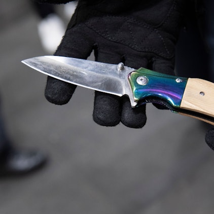 Ein Bundespolizist zeigt ein sichergestelltes Messer.