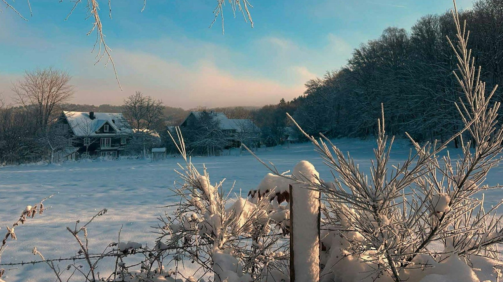 Eine verschneite Landschaft in Nümbrecht.