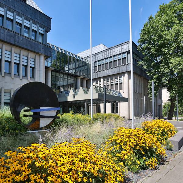 Die Filiale Köln der Deutschen Bundesbank am Gustav-Heinemann-Ufer 96 in Rodenkirchen. Hier startete der Geldtransporter, der am Freitag (27.12.2024) offenbar überfallen werden sollte.