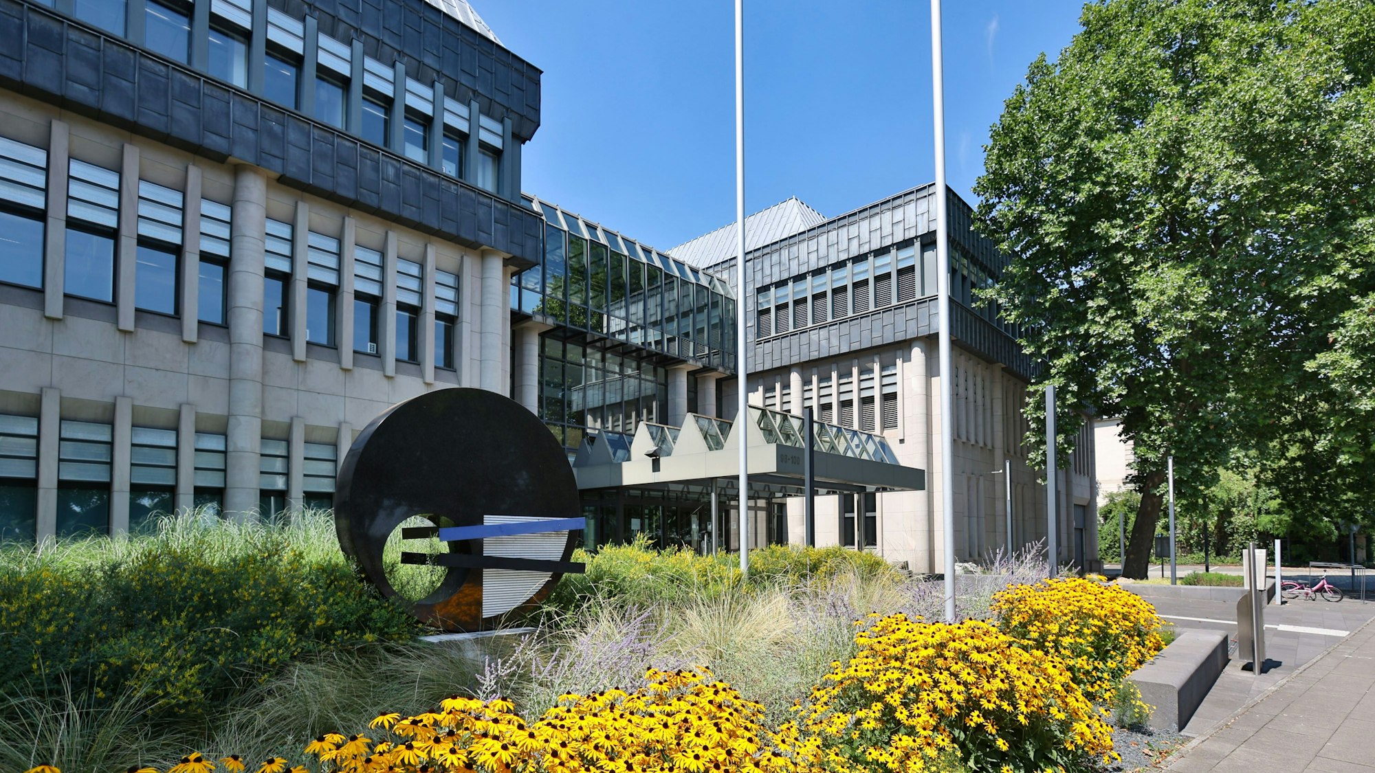 Die Filiale Köln der Deutschen Bundesbank am Gustav-Heinemann-Ufer 96 in Rodenkirchen. Hier startete der Geldtransporter, der am Freitag (27.12.2024) offenbar überfallen werden sollte.