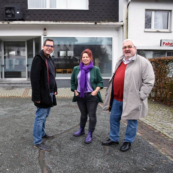 Das Foto zeigt ein leeres Ladenlokal, davor stehen Oliver Busch, Anja Mehren und Stefan Meisenberg.