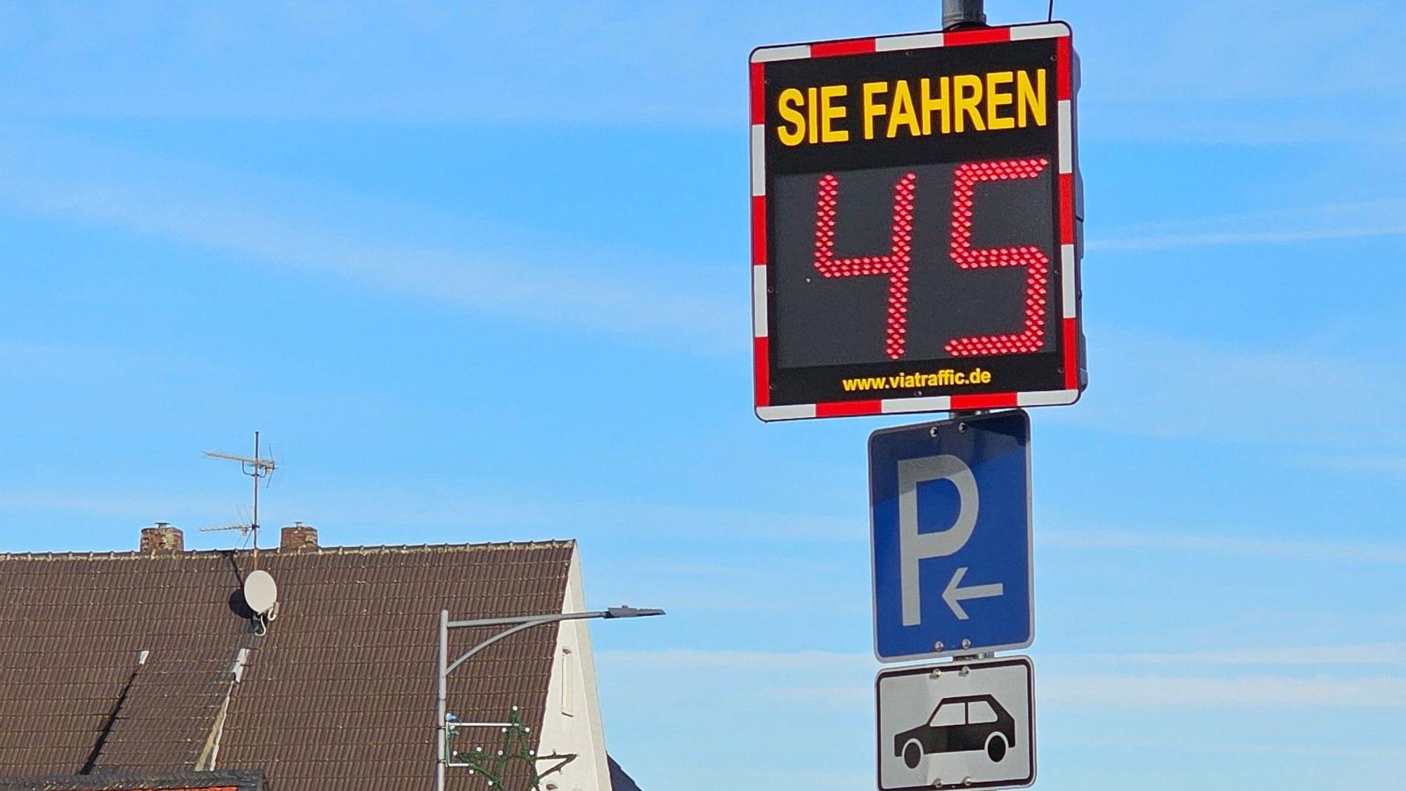 Das Display zeigt in rot 45 Stundenkilometer an.