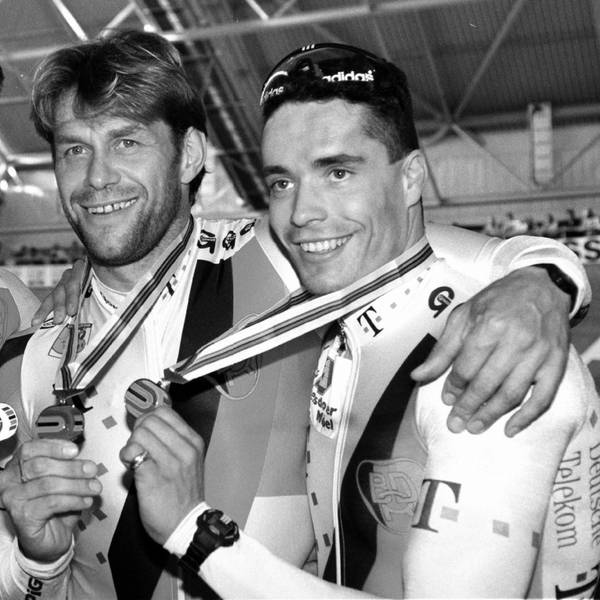 Jens Fiedler, Michael Hübner und Yves Lausberg (r-l) zeigen bei der Rad-Weltmeisterschaft nach der Siegerehrung für den Sprint ihre Silbermedaillen.