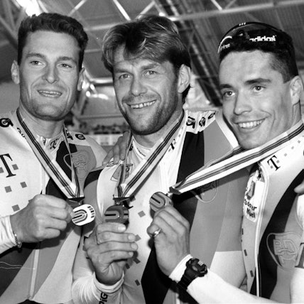Jens Fiedler, Michael Hübner und Yves Lausberg (r-l) zeigen bei der Rad-Weltmeisterschaft nach der Siegerehrung für den Sprint ihre Silbermedaillen.