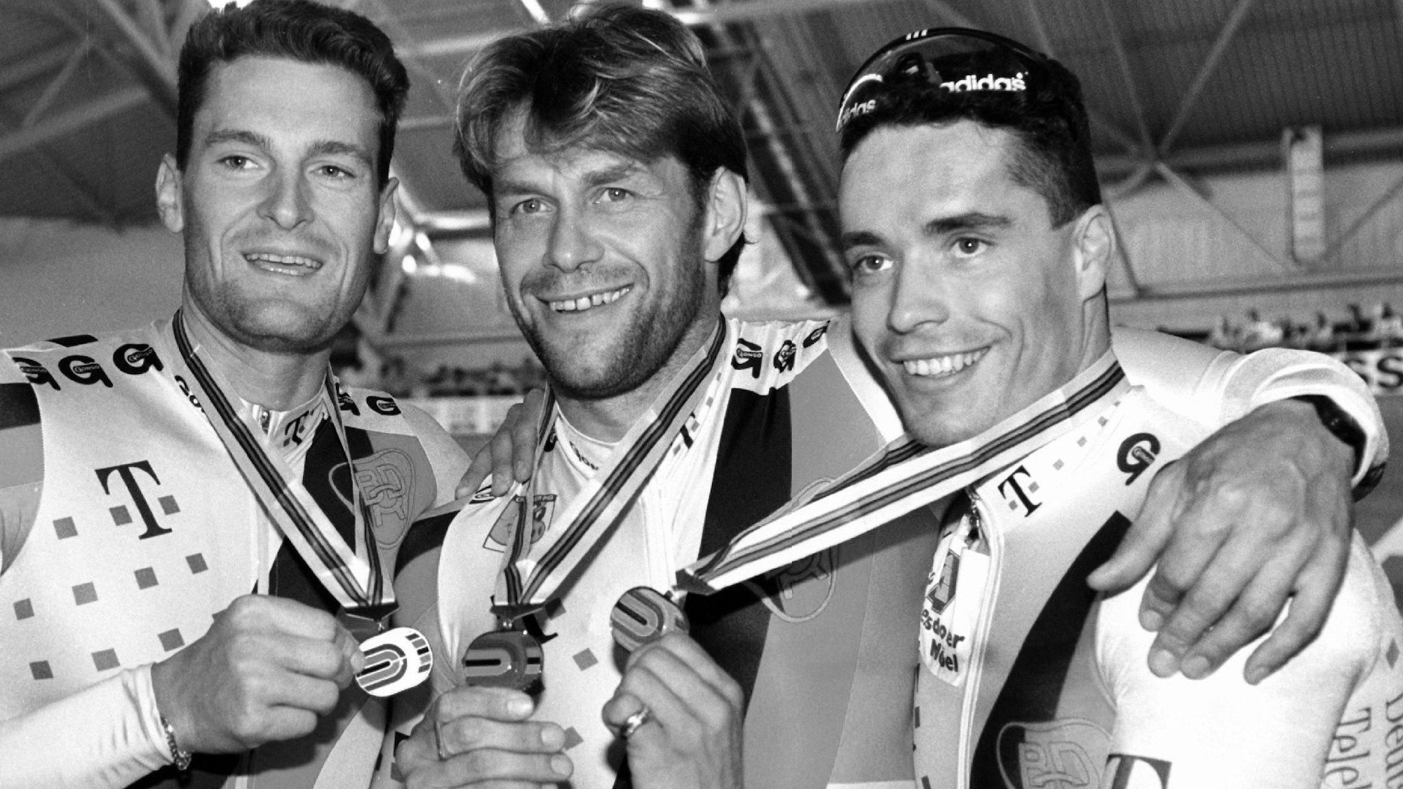 Jens Fiedler, Michael Hübner und Yves Lausberg (r-l) zeigen bei der Rad-Weltmeisterschaft nach der Siegerehrung für den Sprint ihre Silbermedaillen.