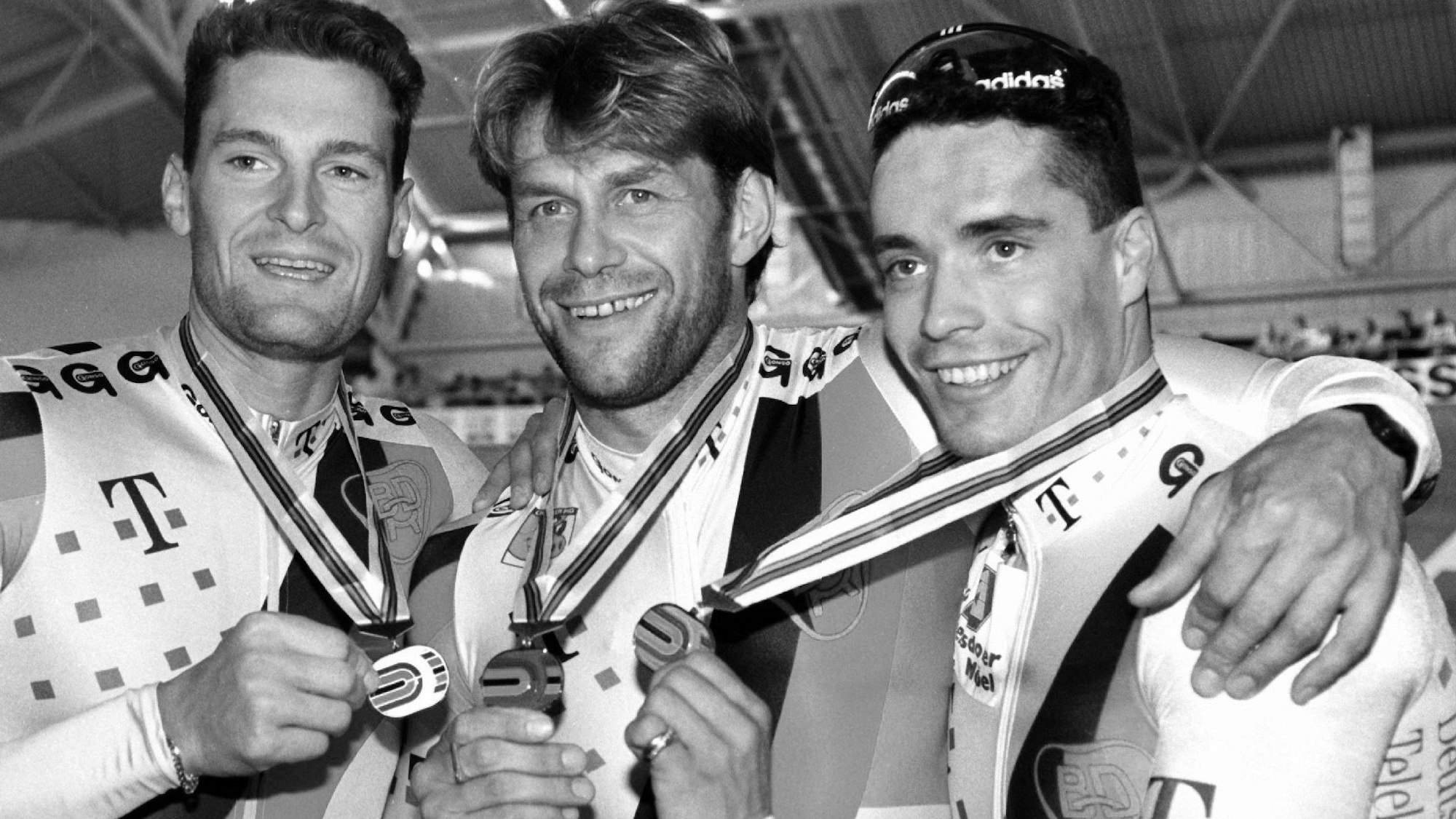 Jens Fiedler, Michael Hübner und Yves Lausberg (r-l) zeigen bei der Rad-Weltmeisterschaft nach der Siegerehrung für den Sprint ihre Silbermedaillen.