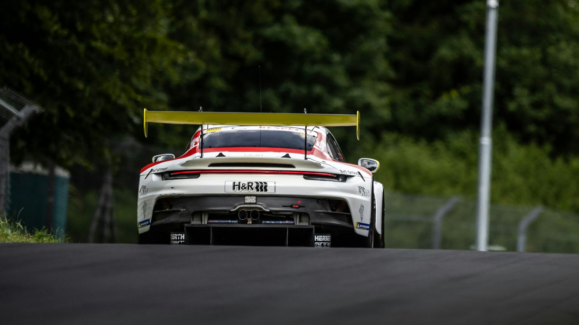 Das Bild zeigt die Heckansicht eines Rennwagens auf dem Nürburgring.