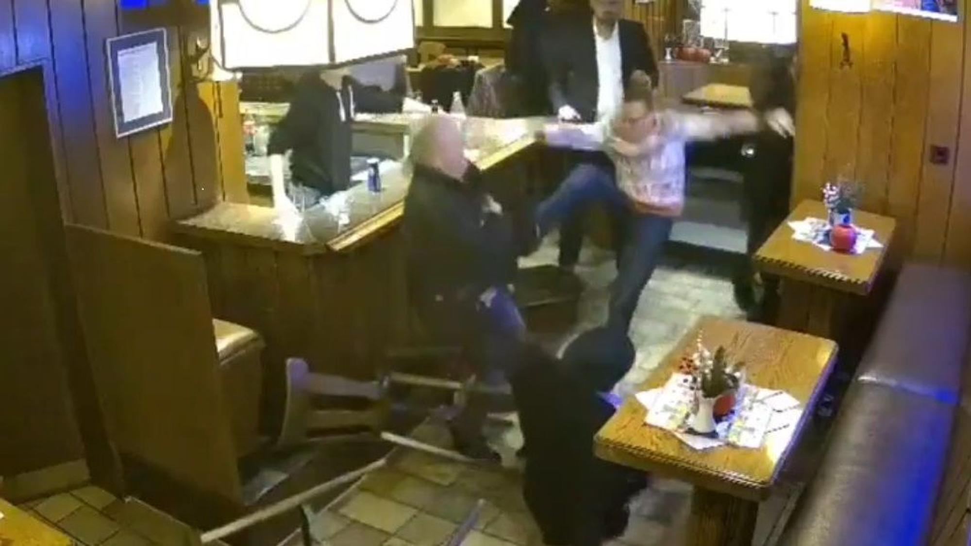 Das Foto zeigt einen Ausschnitt aus dem Überwachungsvideo aus dem Schankraum.