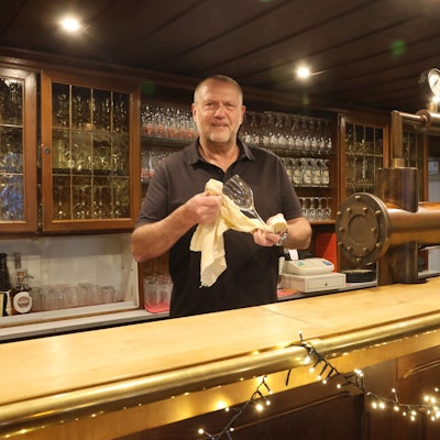 Wilfried Orth hinter der Theke im Bierenbacher Hof: Dort gibt's eine der wenigen Silvesterfeten, die auch tatsächlich bis ins neue Jahr gehen.