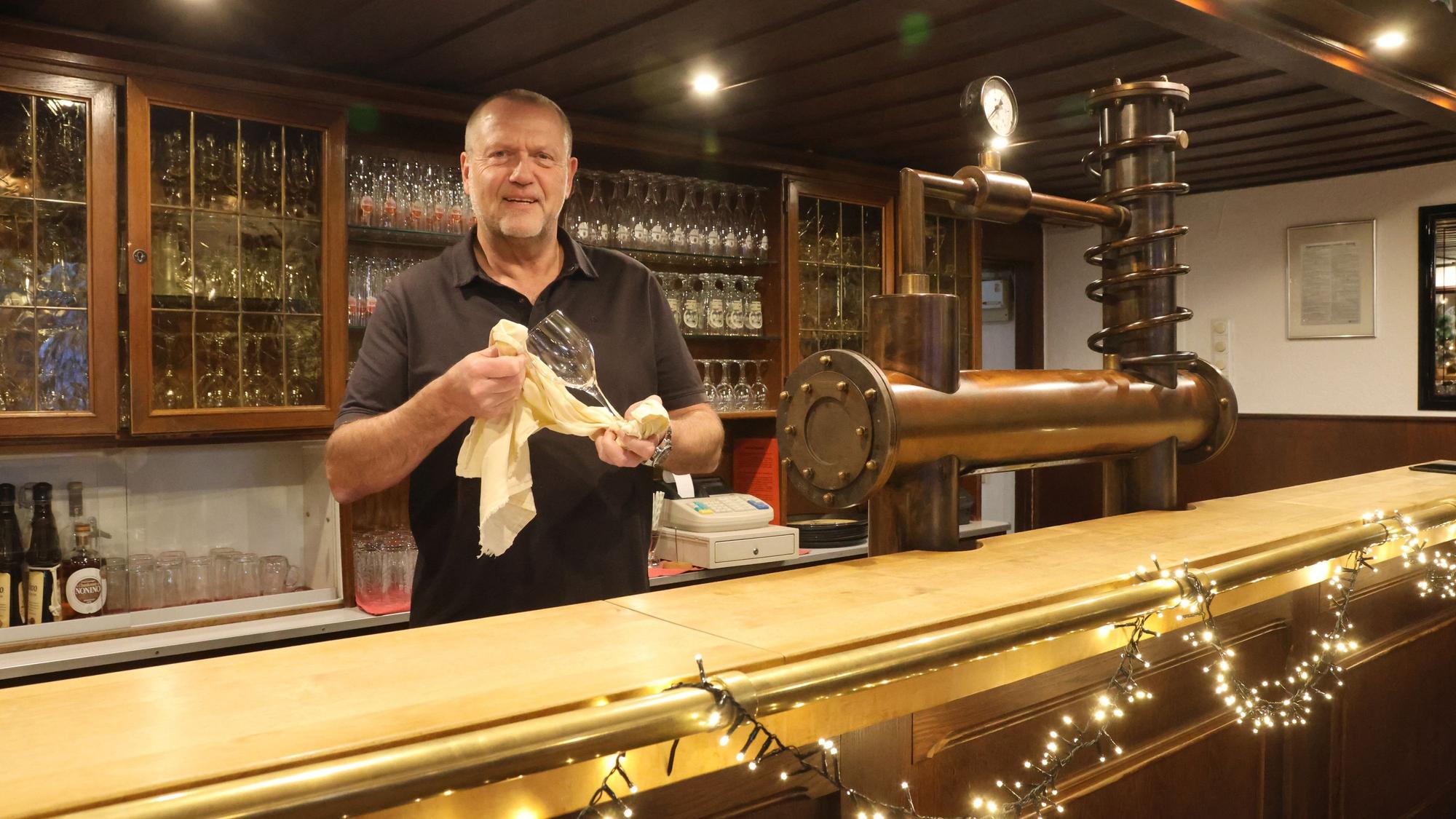 Wilfried Orth hinter der Theke im Bierenbacher Hof: Dort gibt's eine der wenigen Silvesterfeten, die auch tatsächlich bis ins neue Jahr gehen.