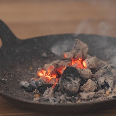 In einer Schale verbrennt Räucherwerk.