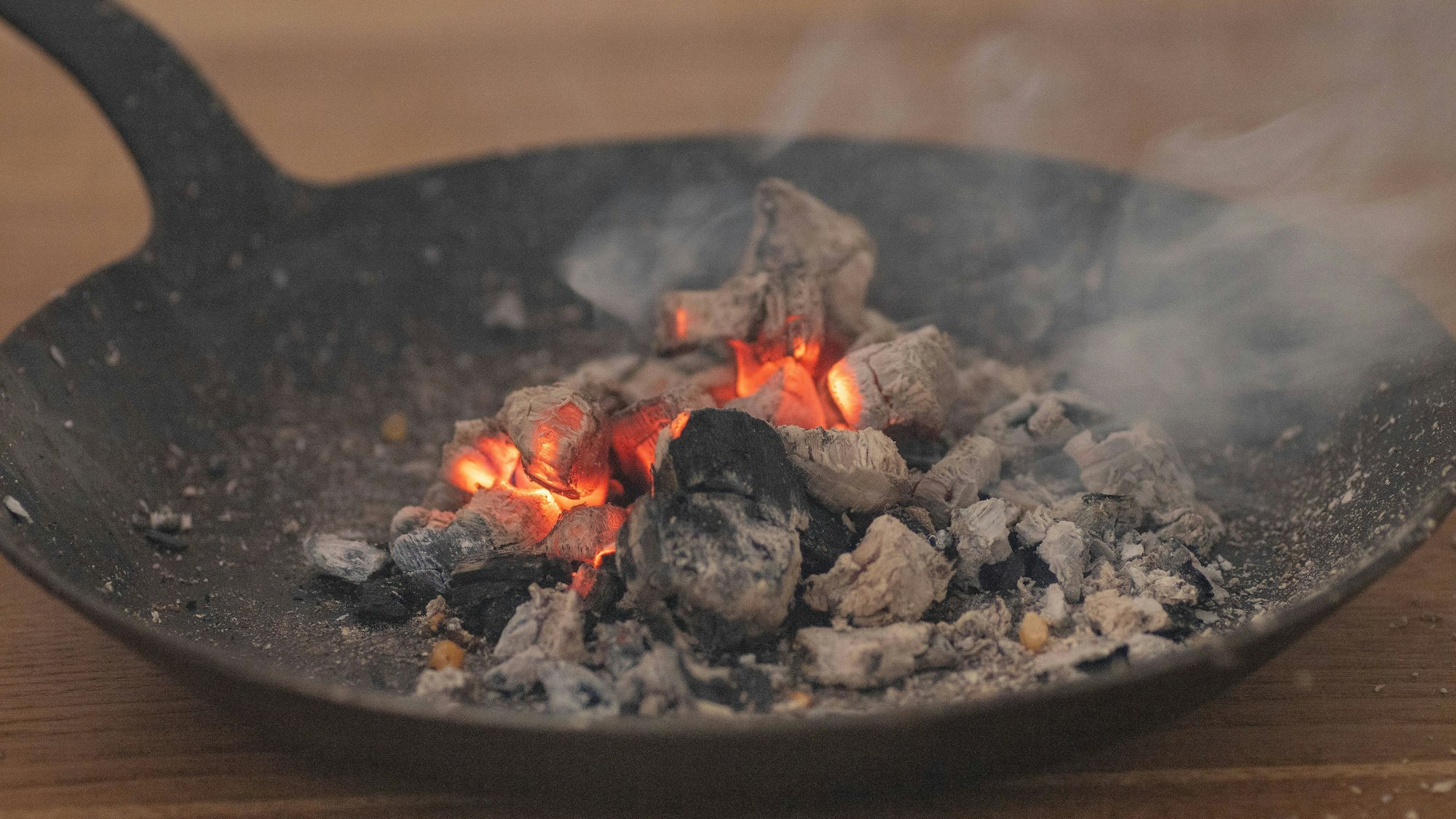 In einer Schale verbrennt Räucherwerk.