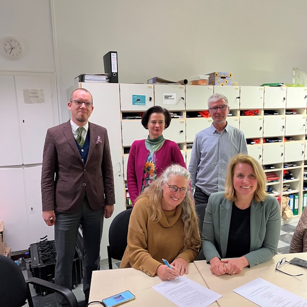 Das Gruppenfoto zeigt Schulleiterin Ruth Balling, Bürgermeisterin Anne Loth, Yannik Lamsfuß (Schulpflegschaft), Astrid Keyser (Keyser-Stiftung) und Thomas Fahlenbock (Musikschule).