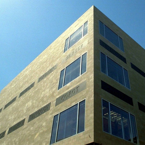 Blick auf die Fassade des Wallraff-Richartz-Museums in Köln