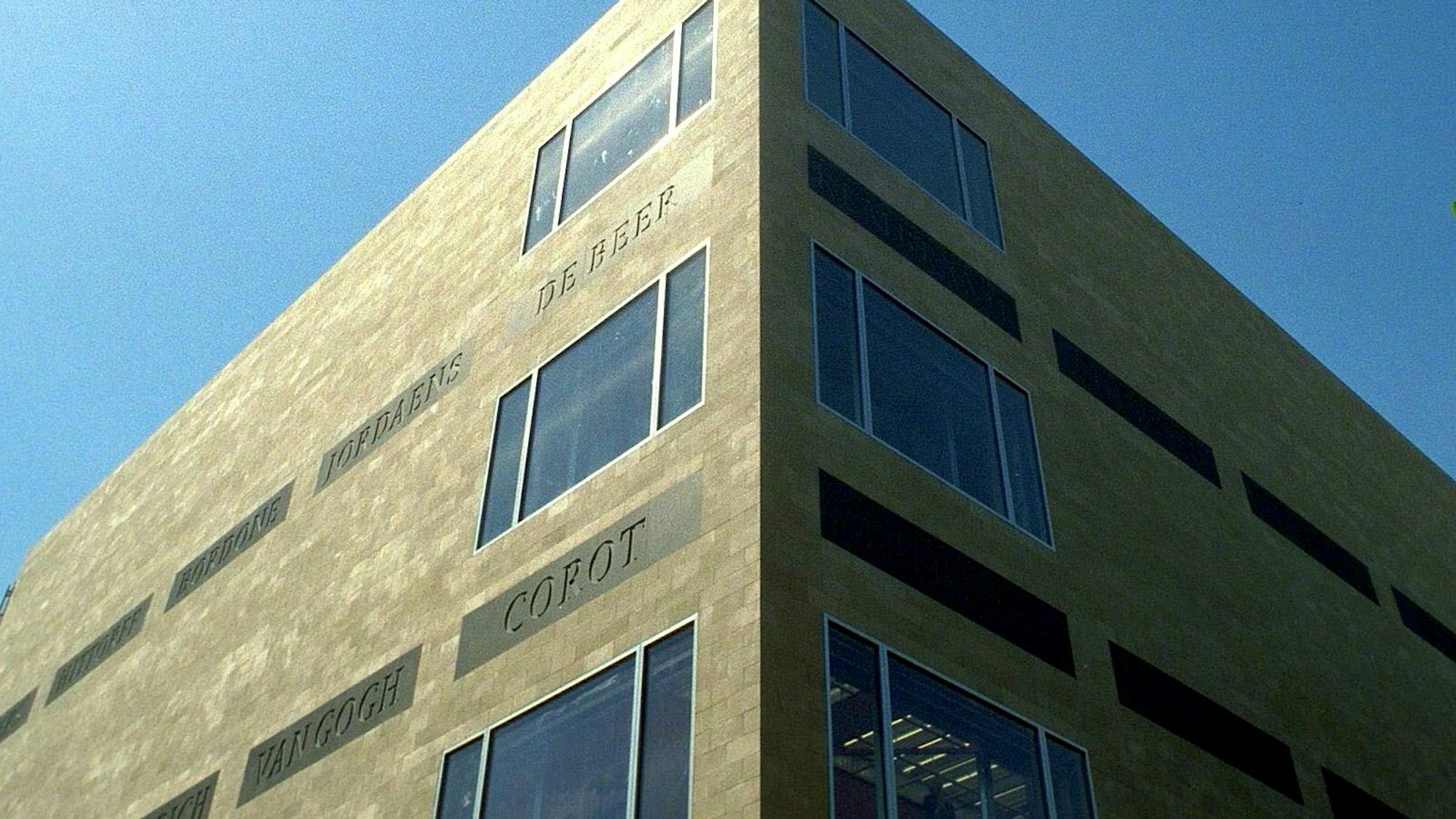 Blick auf die Fassade des Wallraff-Richartz-Museums in Köln