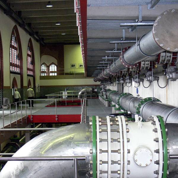 Im Wasserwerk der Rhein-Energie am Standort Zugweg verbirgt sich moderne Technik hinter zeitgenössischer Architektur. Große Pumpen leiten das Wasser ins öffentliche Trinkwassernetz.