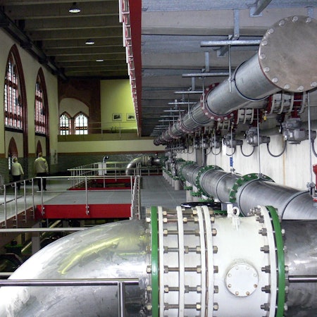 Im Wasserwerk der Rhein-Energie am Standort Zugweg verbirgt sich moderne Technik hinter zeitgenössischer Architektur. Große Pumpen leiten das Wasser ins öffentliche Trinkwassernetz.
