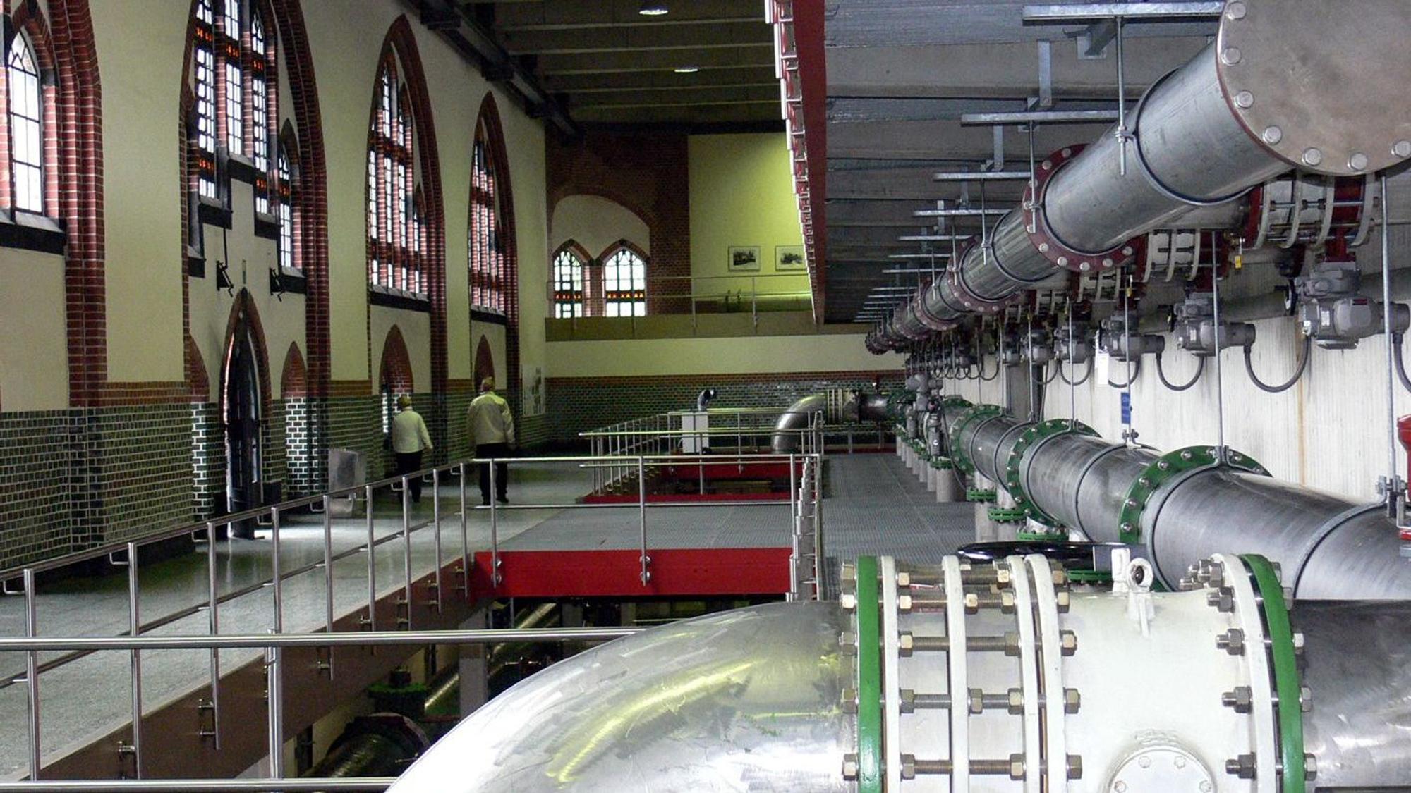 Im Wasserwerk der Rhein-Energie am Standort Zugweg verbirgt sich moderne Technik hinter zeitgenössischer Architektur. Große Pumpen leiten das Wasser ins öffentliche Trinkwassernetz.