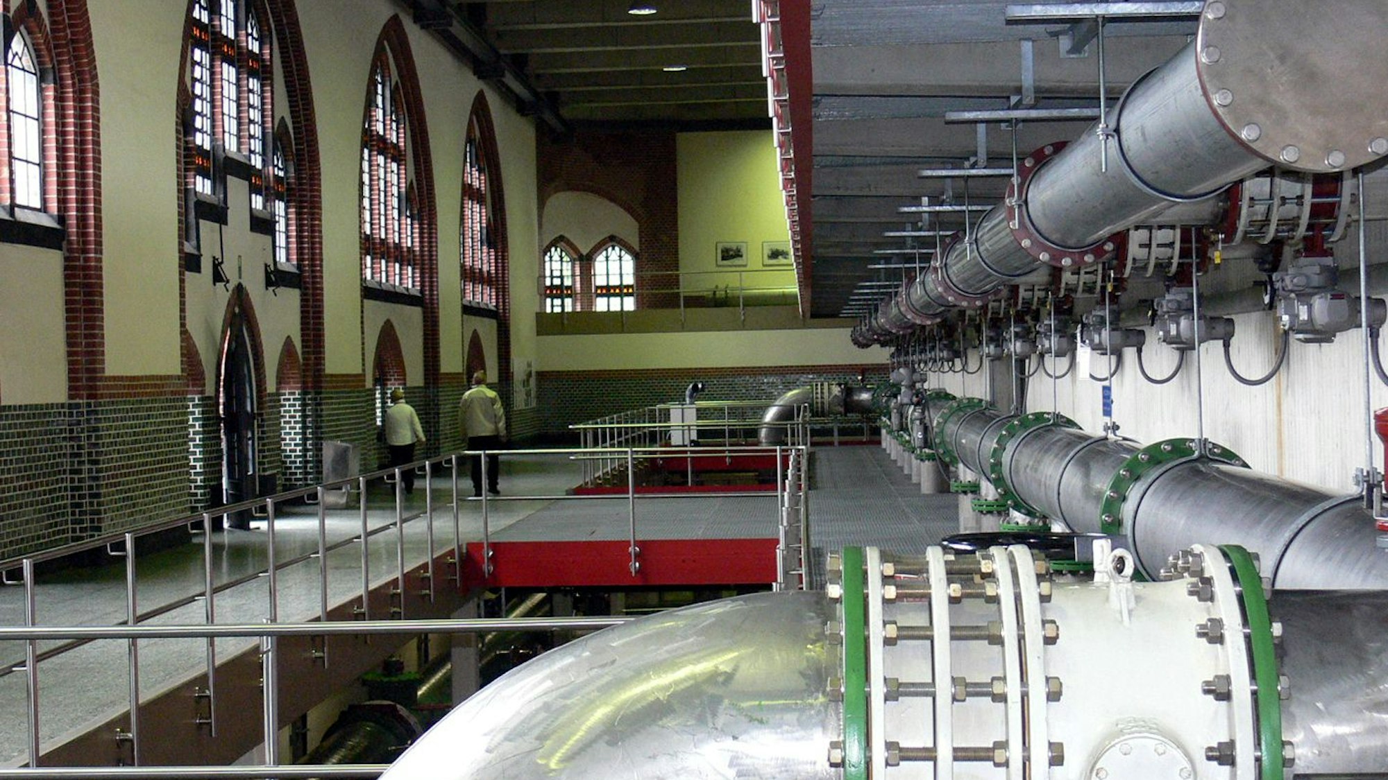 Im Wasserwerk der Rhein-Energie am Standort Zugweg verbirgt sich moderne Technik hinter zeitgenössischer Architektur. Große Pumpen leiten das Wasser ins öffentliche Trinkwassernetz.