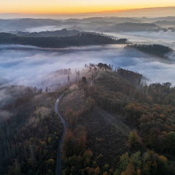 Luftbild auf eine nebelige Landschaft