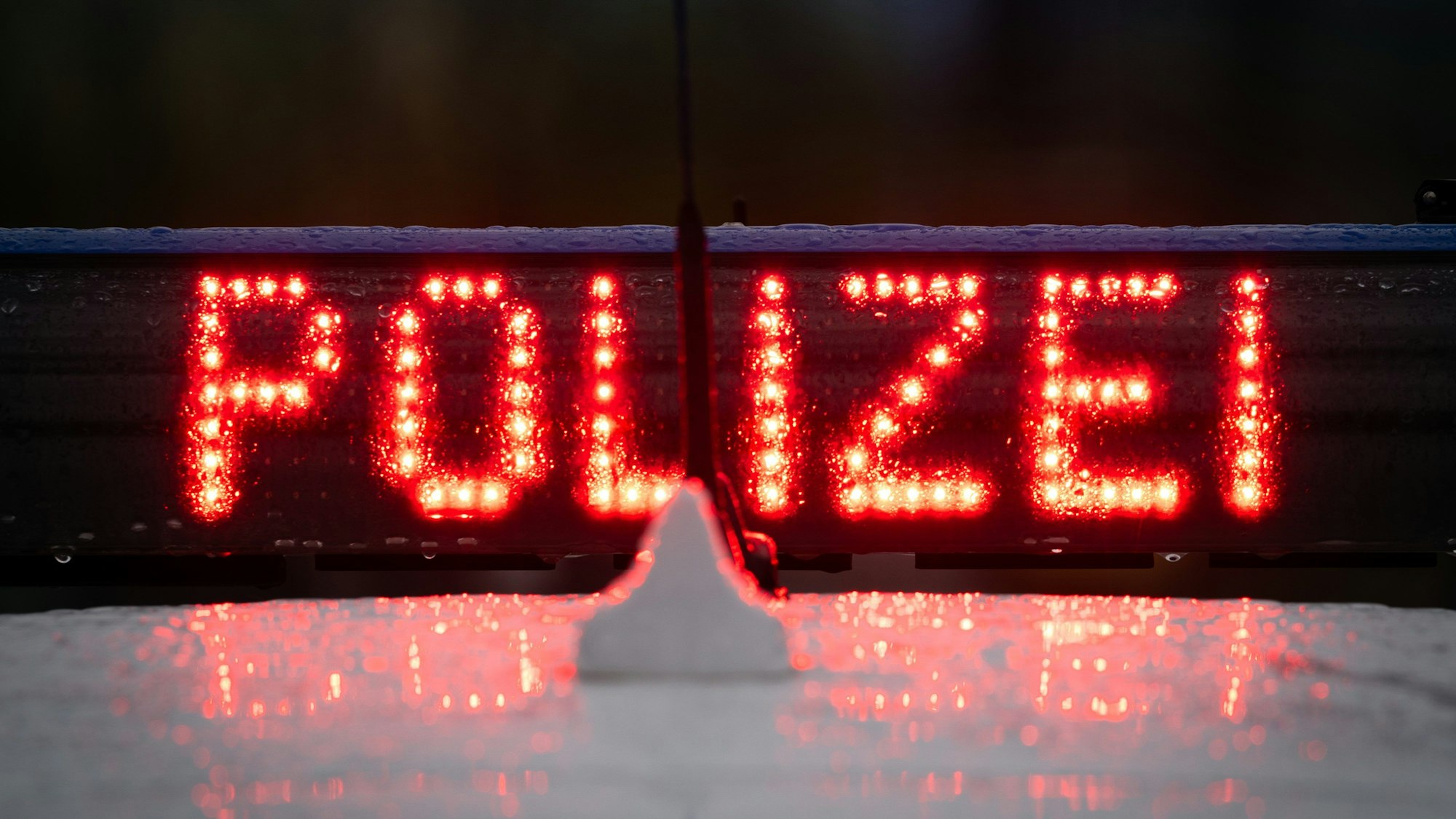 Der Schriftzug „Polizei“, aufgenommen während einer Verkehrskontrolle. (Symbolbild)